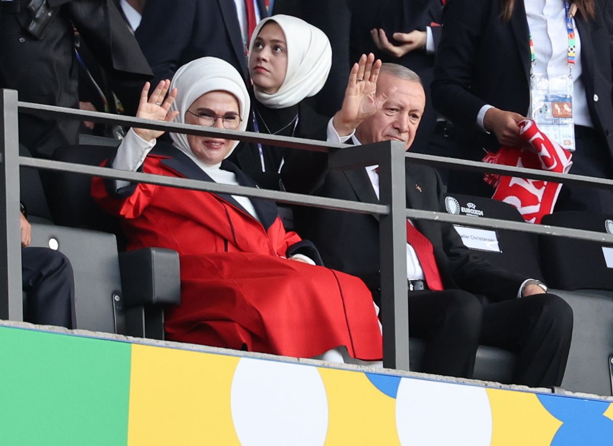 ERDOGAN, Recep Tayyip
Recep Tayyip Erdogan török elnök és felesége, Emine a németországi labdarúgó Európa-bajnokság negyeddöntőjének Hollandia-Törökország mérkőzése előtt a berlini Olimpiai Stadionban