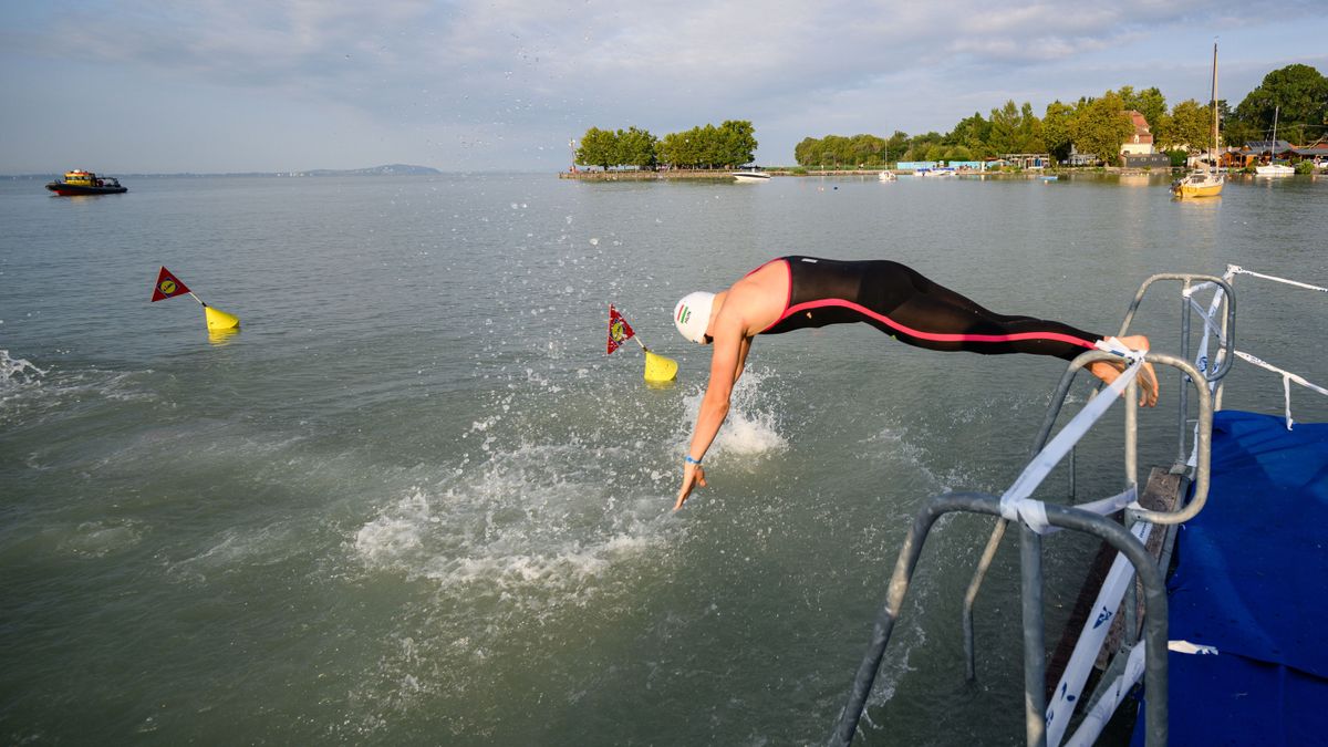 Nem az űrhajósjelölt, a színész vagy a generációkutató, hanem egy nyugdíjas a Balaton-átúszás sztárja