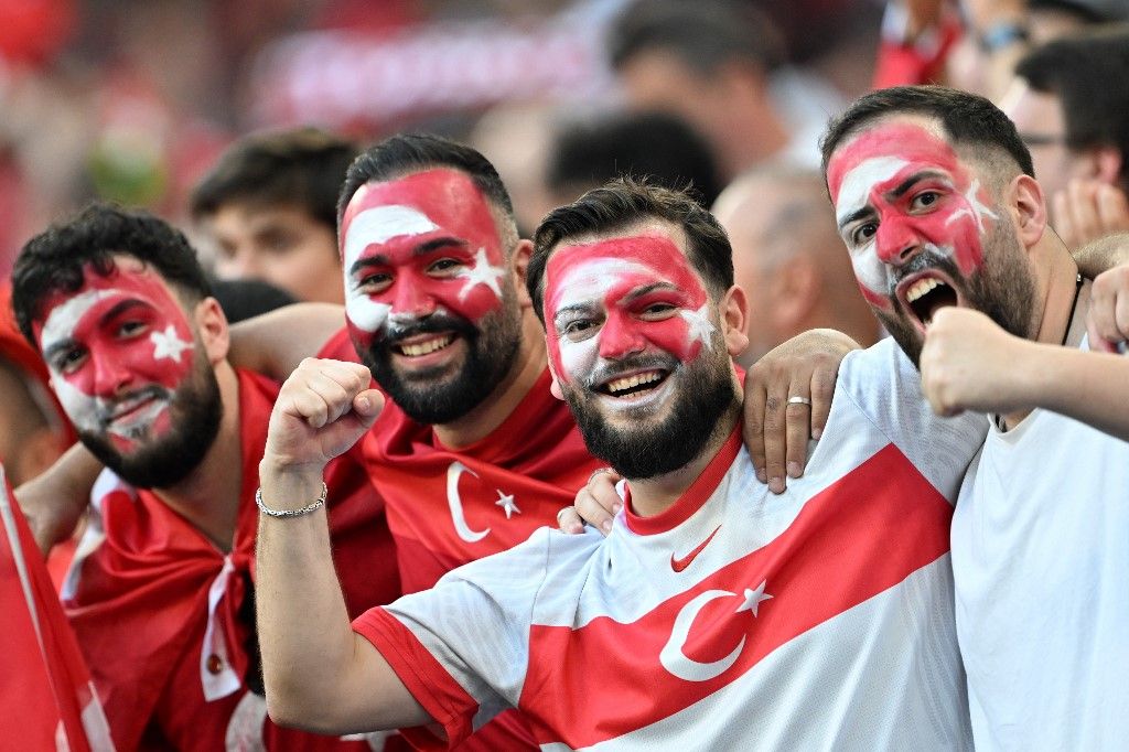 HAMBURG, GERMANY - JUNE 26: Turkish fans show their support prior to the UEFA EURO 2024 group stage match between Czechia and Turkiye at Volksparkstadion on June 26, 2024 in Hamburg, Germany. Halil Sagirkaya / Anadolu (Photo by HALIL SAGIRKAYA / ANADOLU / Anadolu via AFP)
foci-Eb 2024