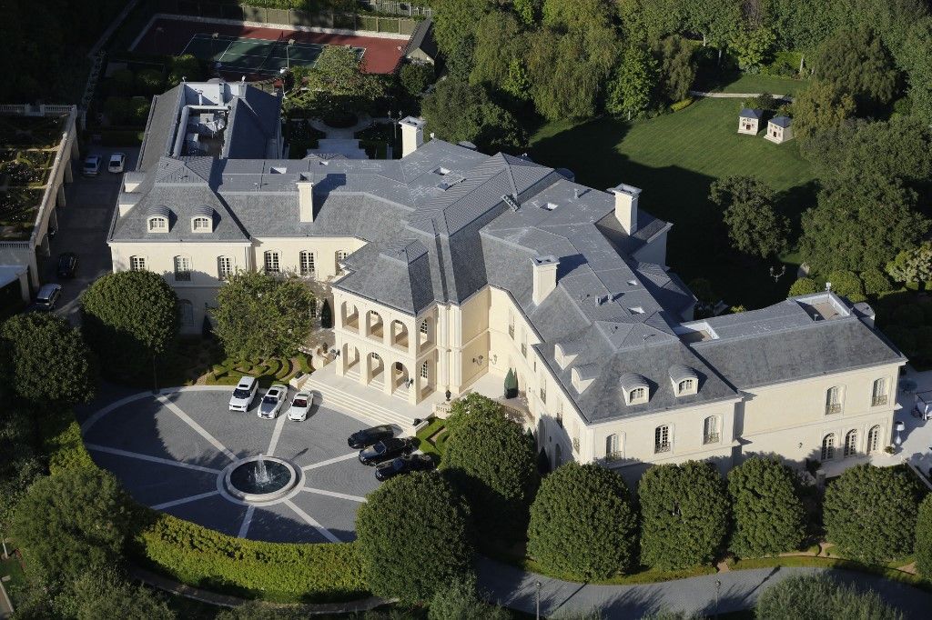 United States, California, Los Angeles, a Beverly Hills luxury house (aerial view) (Photo by FRUMM John / hemis.fr / Hemis via AFP)