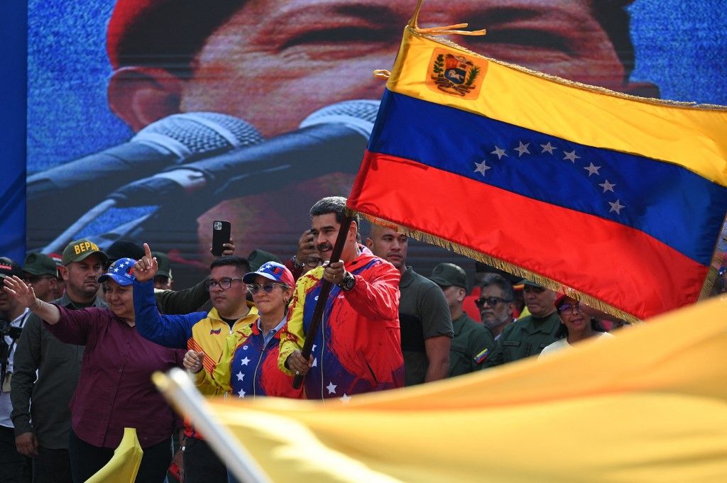 Venezuela's President Nicolas Maduro (C-R) waves a national flag next to First Lady Cilia Flores (C-L) during a rally to commemorate 20 years of the anti-imperialist declaration of the late former President Hugo Chavez in Caracas on February 29, 2024. (Photo by Federico PARRA / AFP)7
Venezuelában