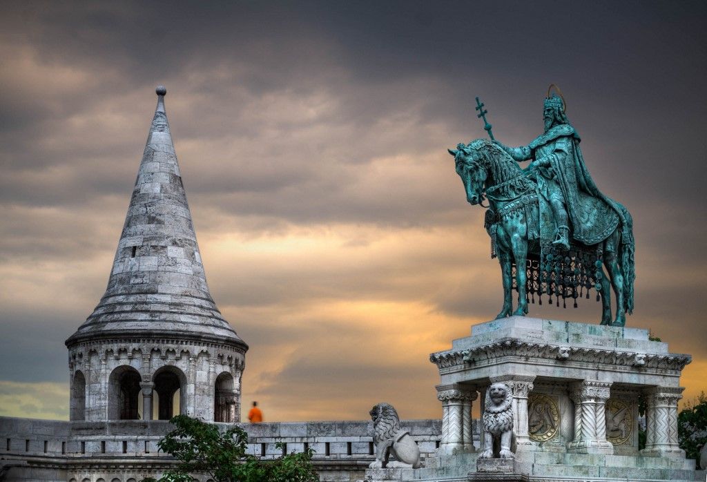 HUNGARY, BUDAPEST, FISHERMAN'S BASTION, STATUE OF SAINT STEPHEN, DUSK
turizmus