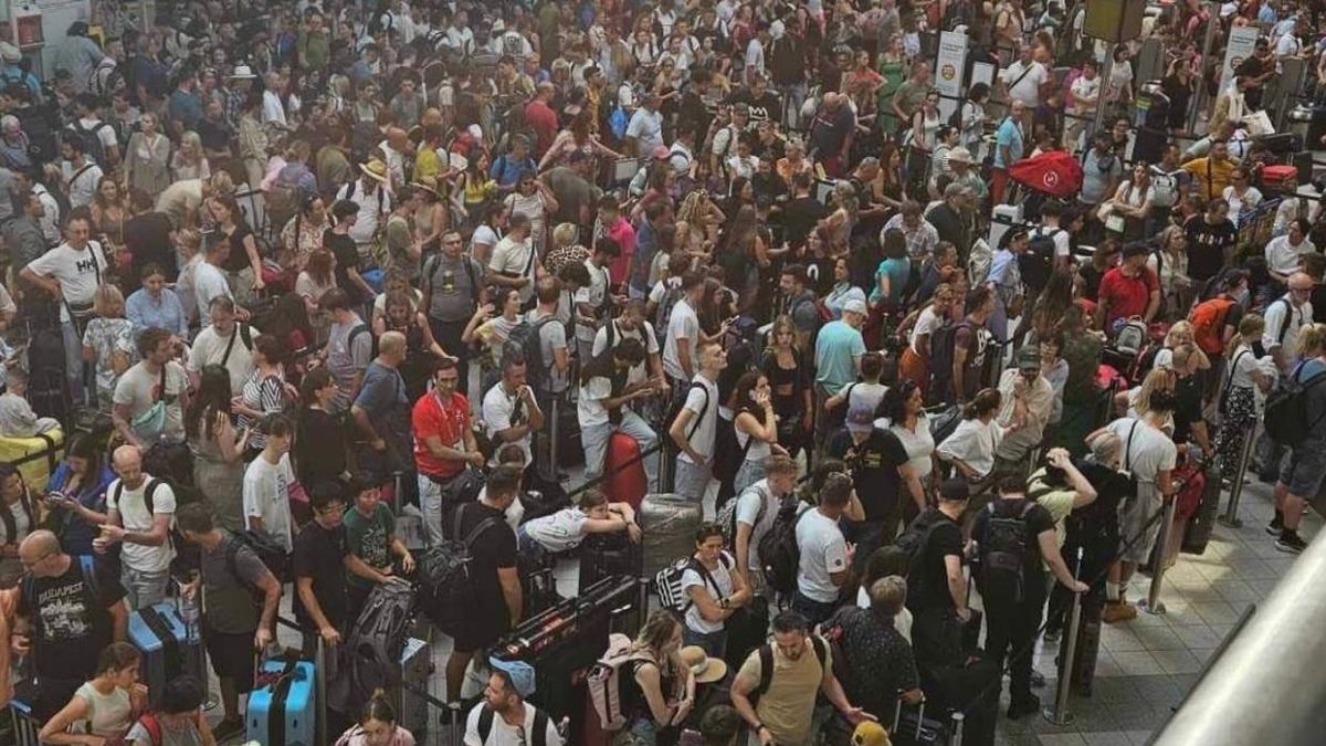 Káosz Ferihegyen – ilyen most a helyzet a repülőtéren, sokan búcsút intettek az idei nyaralásuknak