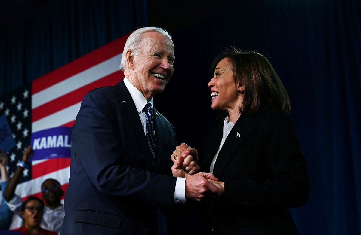 (FILES) US Vice President Kamala Harris greets US President Joe Biden onstage at the Democratic National Committee (DNC) 2023 Winter meeting in Philadelphia, Pennsylvania, on February 3, 2023. US President Joe Biden announced July 21, 2024 that he is dropping out of his reelection battle with Donald Trump, in a historic move that plunges the already turbulent 2024 White House race into uncharted territory. Biden also said he was endorsing Vice President Kamala Harris as the Democratic nominee for the 2024 election after he dropped out of the race. (Photo by ANDREW CABALLERO-REYNOLDS / AFP)
Joe Biden és Kamala Harris