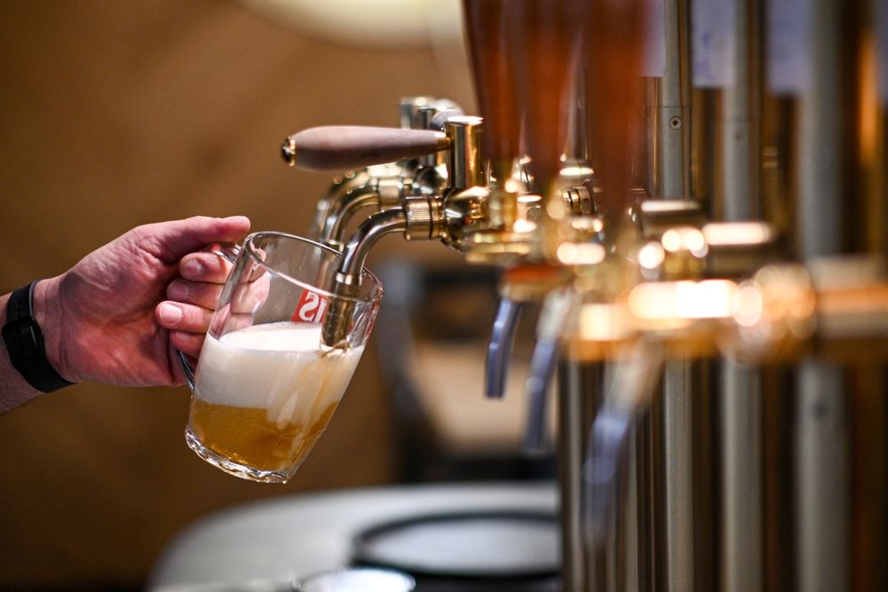The,Waiter,Is,Capping,A,Beer,At,The,Bar.
sör
sörpiac
sörfogyasztás
alkoholmentes sör
Európa-bajnokság
olimpia