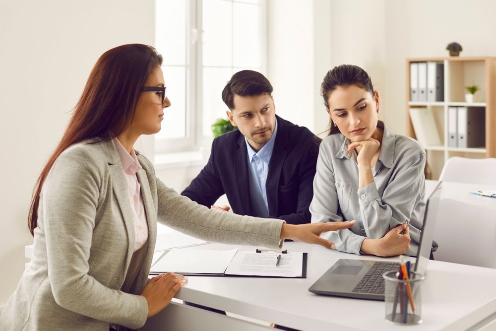 Portrait,Of,Caucasian,Couple,Sitting,With,Female,Business,Broker,Or, hitelek