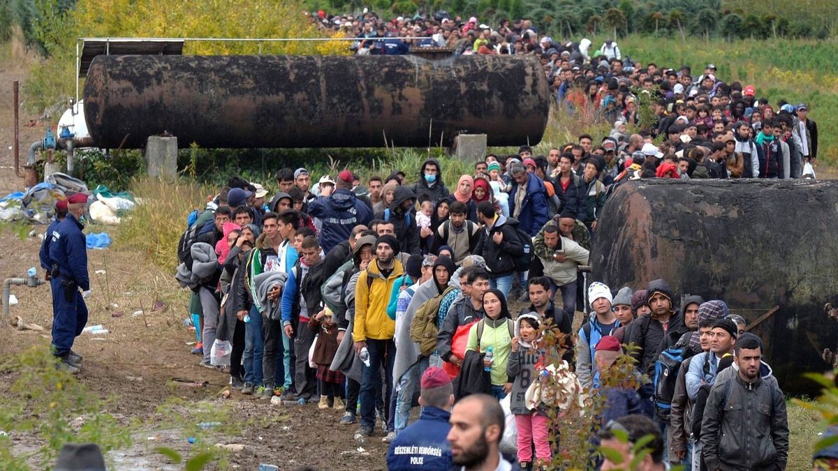 A magyar kormány torkig van Brüsszellel: ha kell, migránsok tízezreit fogja átengedni Ausztriába és Németországba