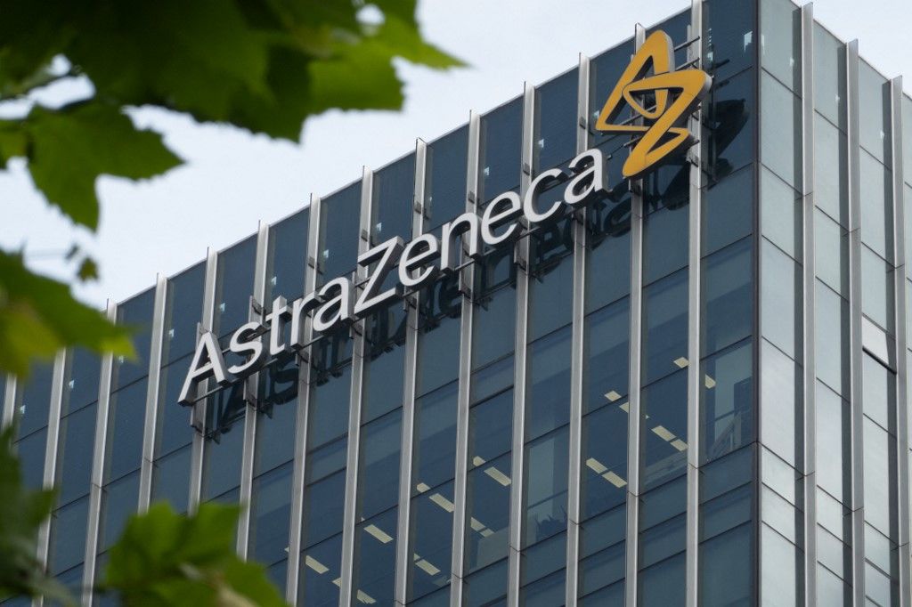 AstraZeneca Building in Shanghai
Az Európai Unió gyógyszerfelügyelete az AstraZenecának azt az új gyógyszerét vizsgálja, amely a kísérletekben csökkentette a megfertőződés kockázatát a gyengébb immunrendszerű alanyoknál.