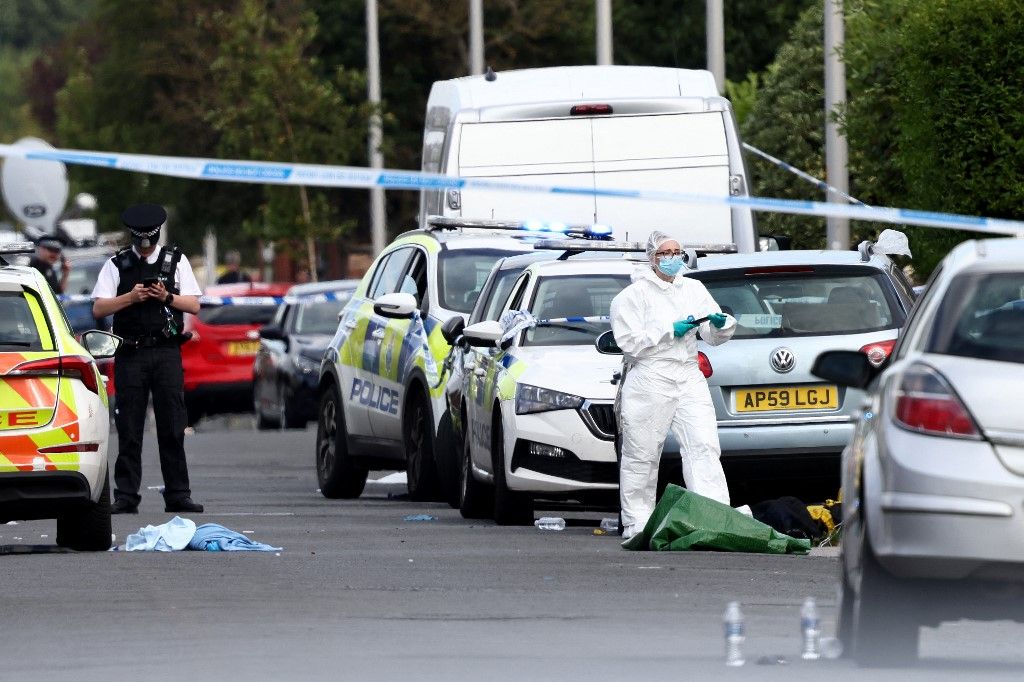 Tinédzser késelhetett halálra két kisgyereket és sebesíthetett meg többet súlyosan Angliában. A késelés oka egyelőre nem világos.
Police officers and forensic personnel stand behind a cordon on Hart Street in Southport, northwest England, on July 29, 2024, following a knife attack. A suspected knife attack in northern England left at least eight people injured, believed to include children, emergency services said. (Photo by Darren Staples / AFP)