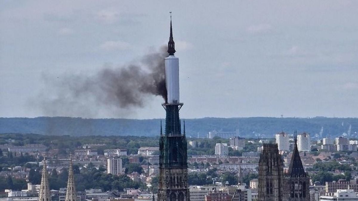 Kigyulladt a roueni katedrális – videó