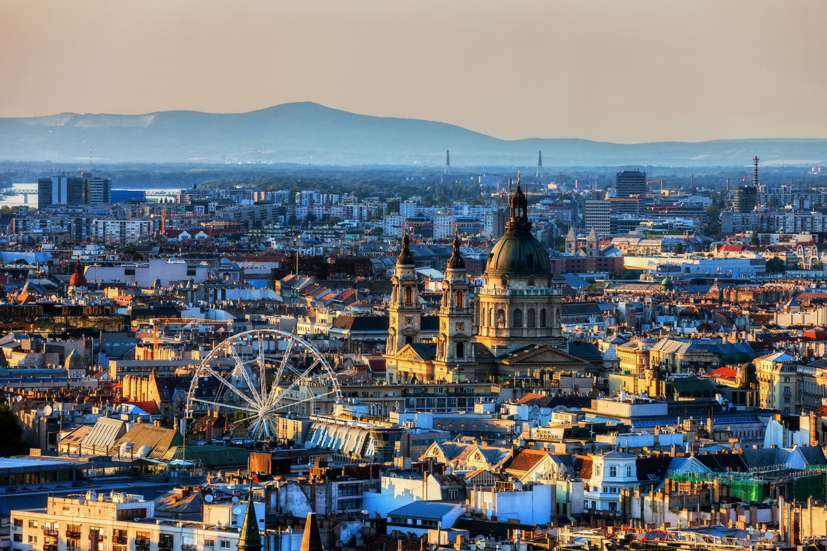 Budapest,At,Sunset,,Capital,City,Of,Hungary,Cityscape,With,St.
négyzetméterár