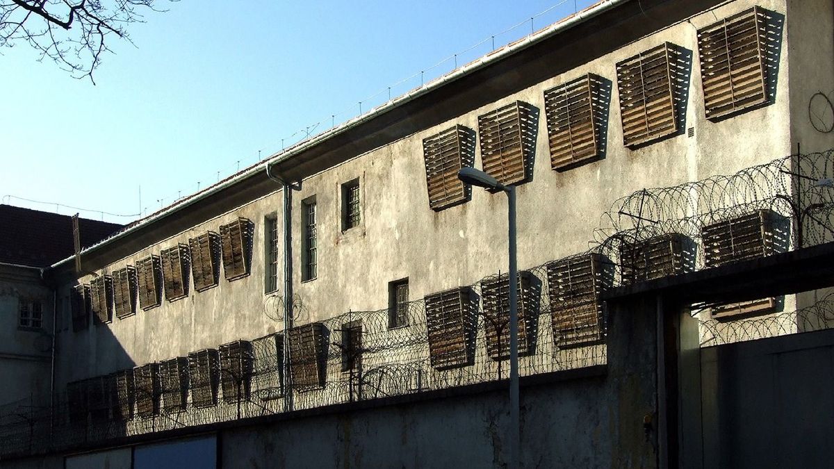 Bezárják a győri börtönt, szállítják át a rabokat