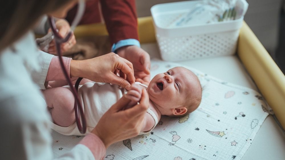 Soft,Blur,Of,The,Doctor,Hands,Use,Stethoscope,To,Check