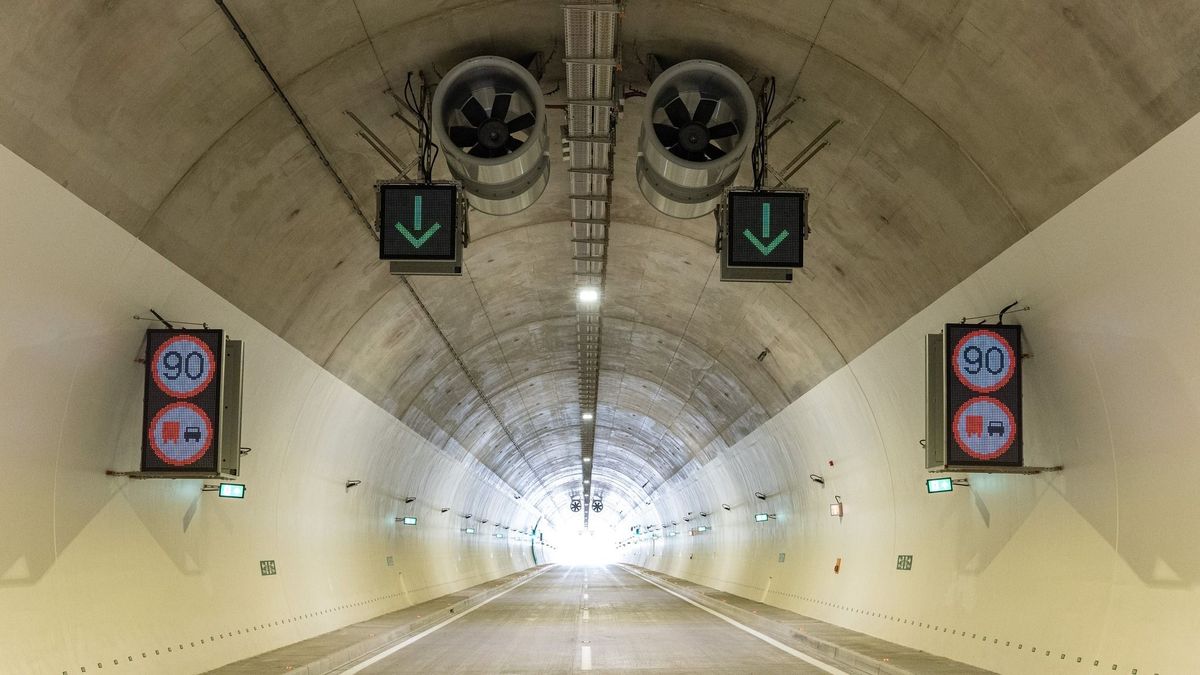 M85: Lázár János megmutatta Magyarország új autópálya-alagútját – elkészült
