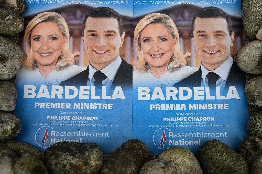 Rivals Unite To Oppose Le Pen Far Righ
Több jelölt visszalépett az előrehozott, francia nemzetgyűlési választásoktól, hogy megakadályozzák a Marine Le Pen szélsőjobbos Nemzeti Tömörülése többségét.