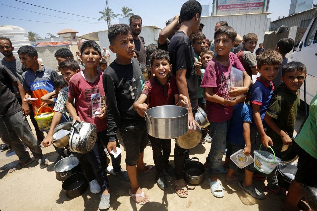 Hot meal distributed by charities to war-torn Palestinians under continous Israeli attacks
éhínség
Gáza