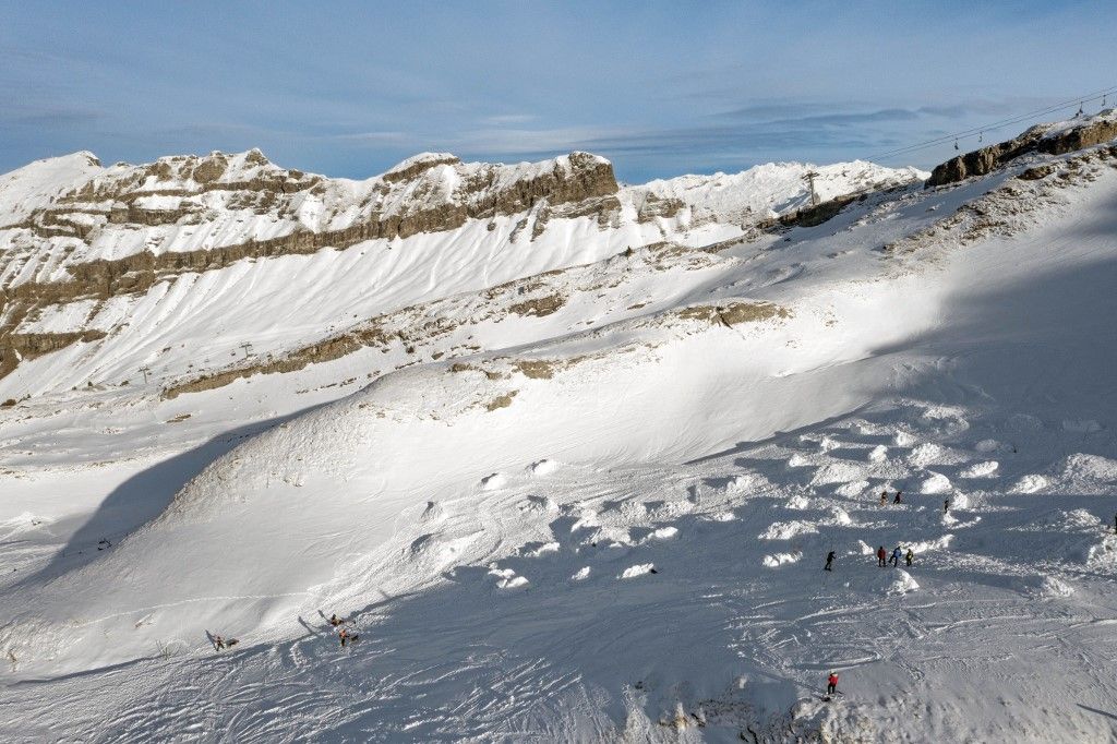 France haute savoie flaine arrival avalanche dogs training site aerial view
lavina