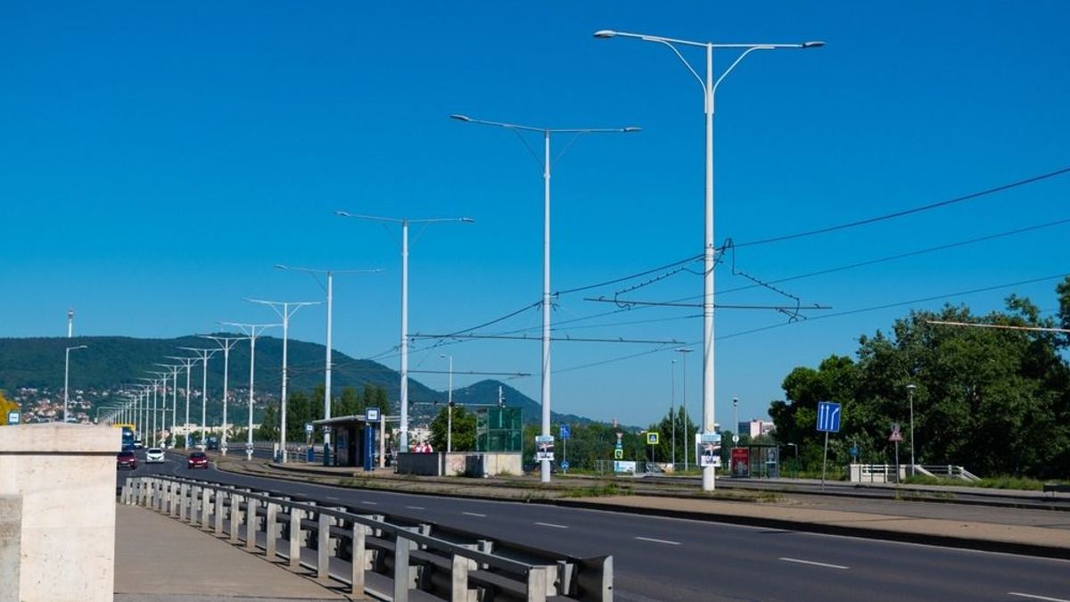 Életveszélyes budapesti népszokás: továbbra is száguldópályának használják az Árpád hidat