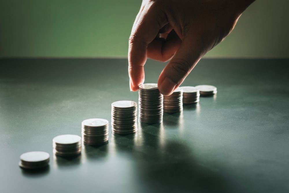 Hand,Holding,Coins,Stacked,Together.,Concepts:,Finance,,Economy,,Investment,,Interest,
államadósság