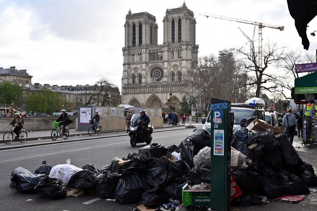 PARIS, FRANCE - MARCH 30: Garbage cans overflowing with trash on the streets as collectors go on strike on the 6th arrondissement of Paris, France on March 30, 2023. Mustafa Yalcin / Anadolu Agency (Photo by MUSTAFA YALCIN / ANADOLU AGENCY / Anadolu via AFP)