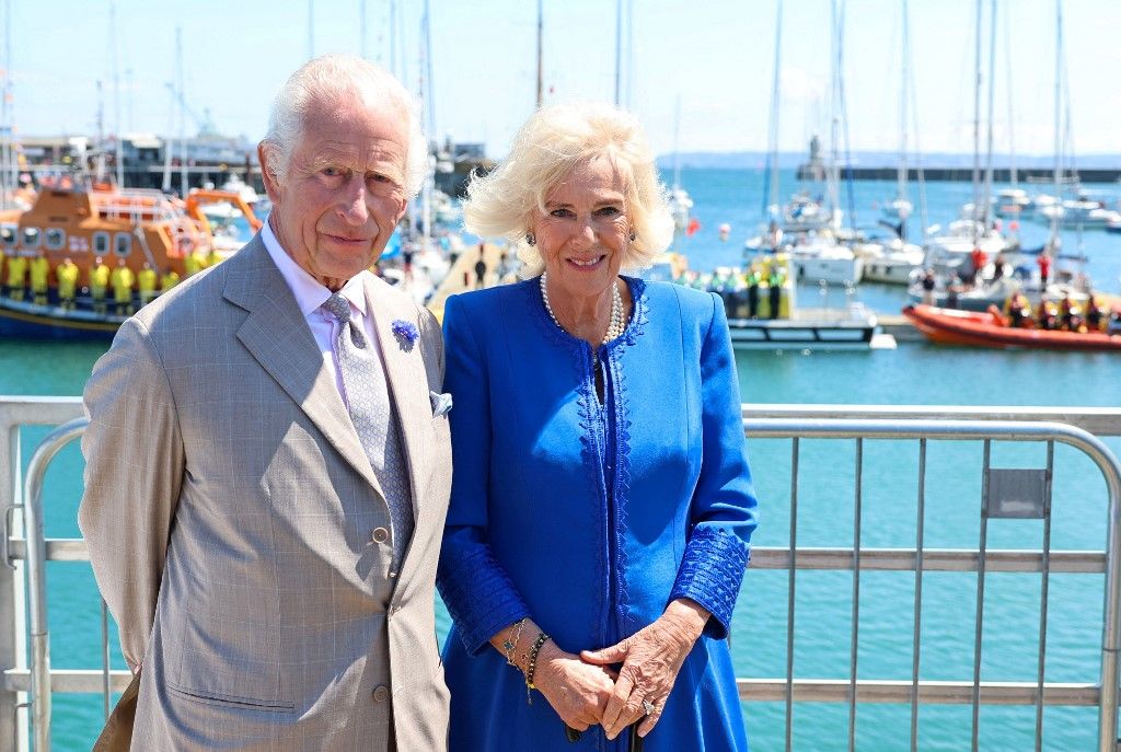 III. Károly, The Crown Estate, vagyon, Britain's King Charles III (L) and Britain's Queen Camilla pose for pictures during a showcase of Guernsey culture, heritage, produce and environmental initiatives on Crown Pier, in St Peter Port, Guernsey, during an official visit to Guernsey, on July 16, 2024. (Photo by Chris Jackson / POOL / AFP)