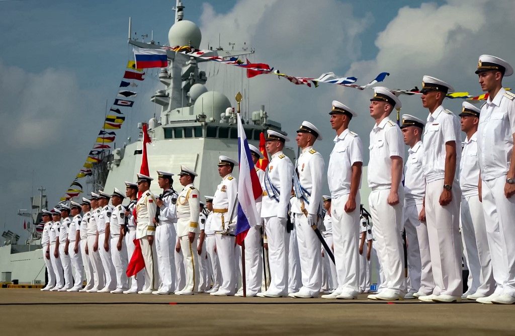 A grab taken from a handout footage released by the Russian Defence Ministry on July 15, 2024, shows Russian and Chinese sailors taking part in the opening ceremony of a joint maritime exercises at a port in Zhanjiang in China's southern Guangdong province. (Photo by Handout / Russian Defence Ministry / AFP) / RESTRICTED TO EDITORIAL USE - MANDATORY CREDIT "AFP PHOTO / Russian Defence Ministry" - NO MARKETING NO ADVERTISING CAMPAIGNS - DISTRIBUTED AS A SERVICE TO CLIENTS, hadgyakorlat,