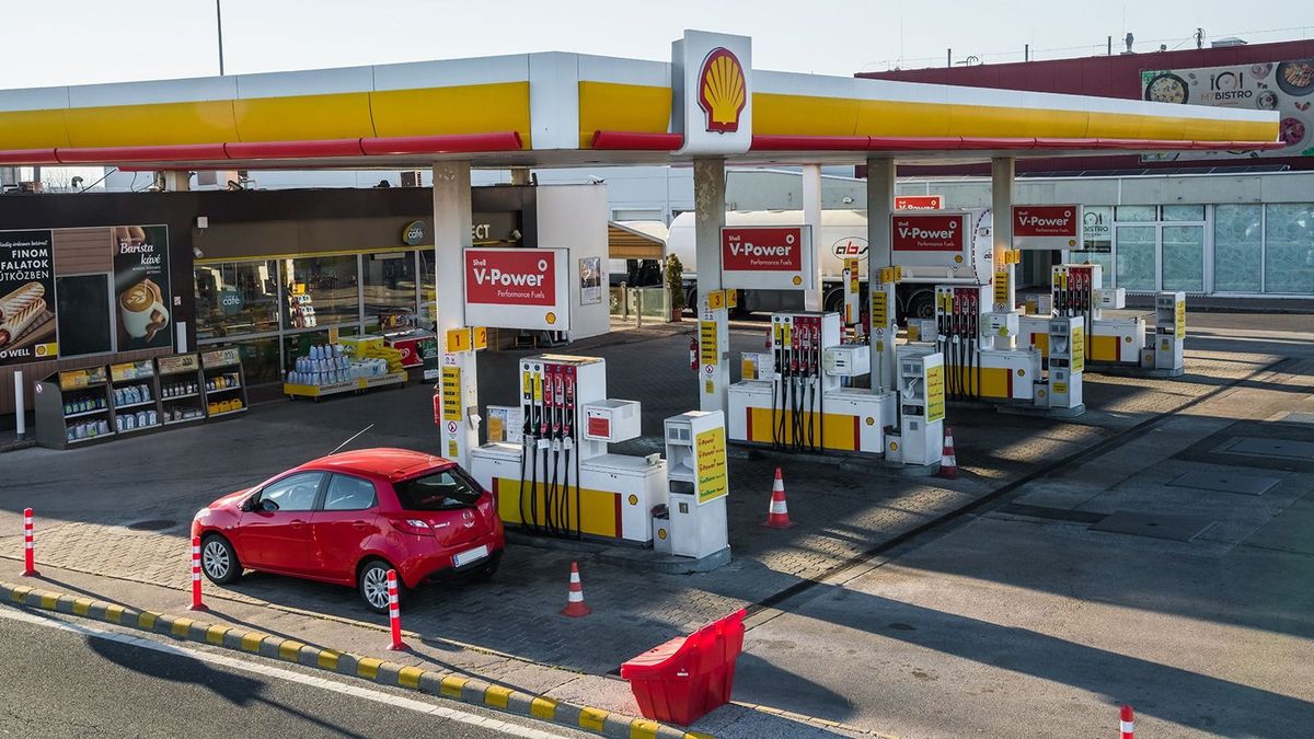 Székesfehérvár, 2022. március 13.
A Royal Dutch Shell, vagy közismertebb nevén a Shell egy holland-angol multinacionális olajvállalat magyarországi vállalatának a Shell Hungary Zrt.-nek egyik üzemanyagtöltő állomása az M7-es autópálya 59 km-es kilométer szelvényében, Székesfehérvárnál.
MTVA/Bizományosi: Faludi Imre 
***************************
Kedves Felhasználó!
Ez a fotó nem a Duna Médiaszolgáltató Zrt./MTI által készített és kiadott fényképfelvétel, így harmadik személy által támasztott bárminemű – különösen szerzői jogi, szomszédos jogi és személyiségi jogi – igényért a fotó szerzője/jogutódja közvetlenül maga áll helyt, az MTVA felelőssége e körben kizárt.