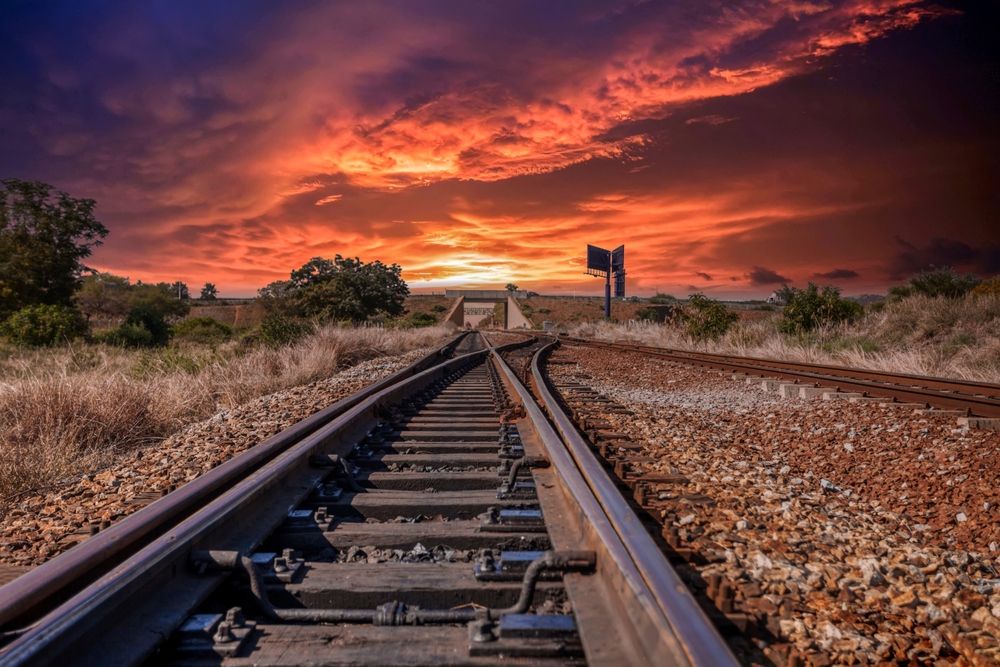 Train,Tracks,Crossing,At,Sunset,Under,A,Bridge, baleset