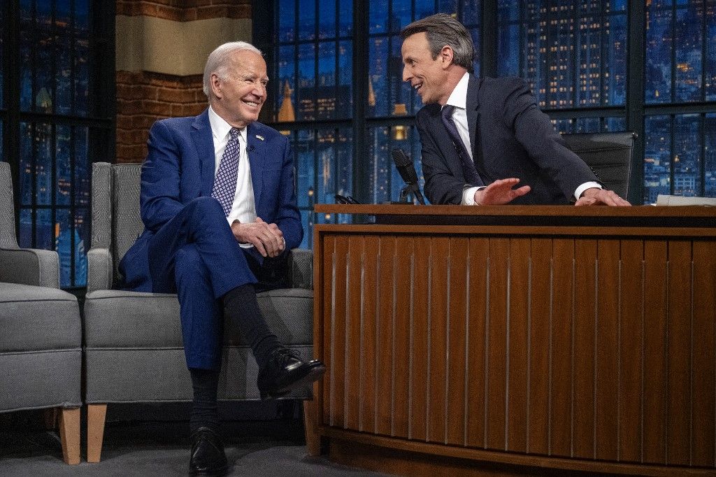 (L-R) US President Joe Biden speaks with host Seth Meyers during a taping of "Late Night with Seth Meyers" in New York City on February 26, 2024. (Photo by Jim WATSON / AFP)