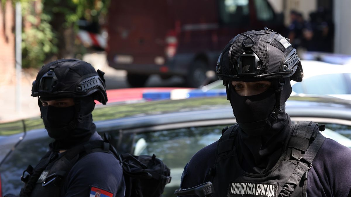 Belgrád, 2024. június 29.Rendőrök a belgrádi izraeli nagykövetségnél, ahol számszeríjjal nyakon lőtték a nagykövetséget őrző rendőrök egyikét 2024. június 29-én. Az elkövetőt a megtámadott rendőr agyonlőtte.MTI/EPA/Andrej Cukic
