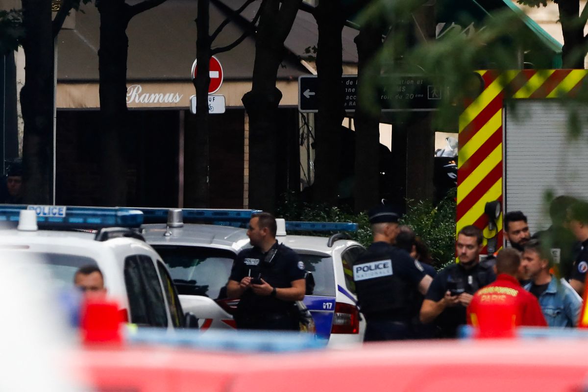 Paris: un automobiliste fonce sur la terrasse d'un café, trois blessés, párizs