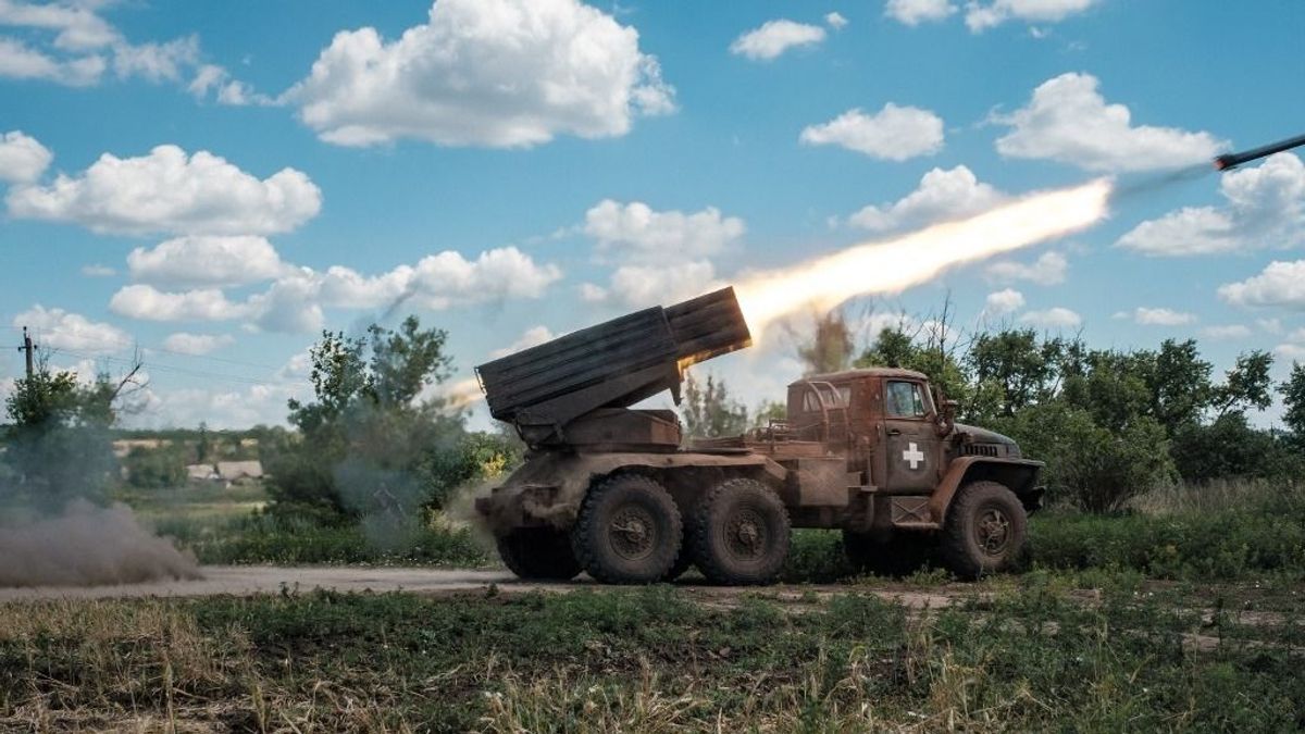 Az oroszok az egész frontot rohamozzák, miközben Orbán Viktor Kijevben tartózkodik