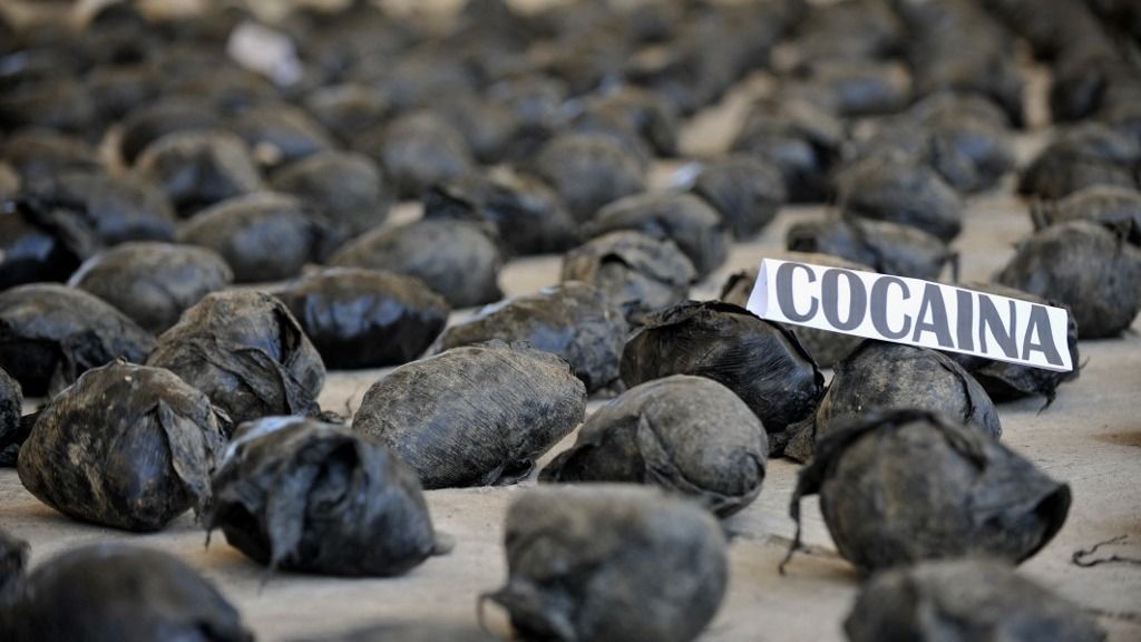 A shipment of 3,9 tons of cocaine seized in a large clandestine laboratory for the production of the drug, during its presentation to the press on March 16, 2013, at the military air base in Tumaco, Narino department, Colombia. Soldiers from special counternarcotics brigade found and destroyed on 13 March, in the municipality of Timbiqui,  Cauca deparment, a huget laboratory to produce cocaine, considered by authorities as the largest collection center for alkaloids processing of the Revolutionary Armed Forces of Colombia (FARC) and from which drug was sent to Central and North America, officials said. AFP PHOTO/Guillermo Legaria (Photo by GUILLERMO LEGARIA / AFP) kokain