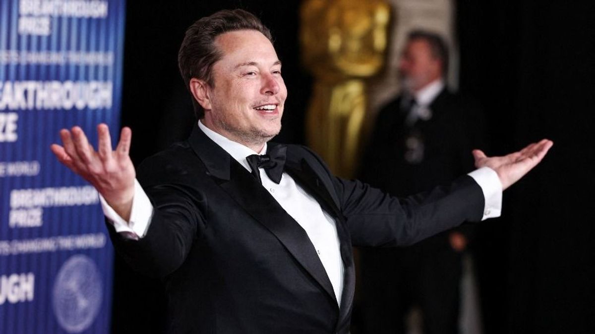 Elon Musk díjat ad át Giorgia Meloni olasz miniszterelnöknek