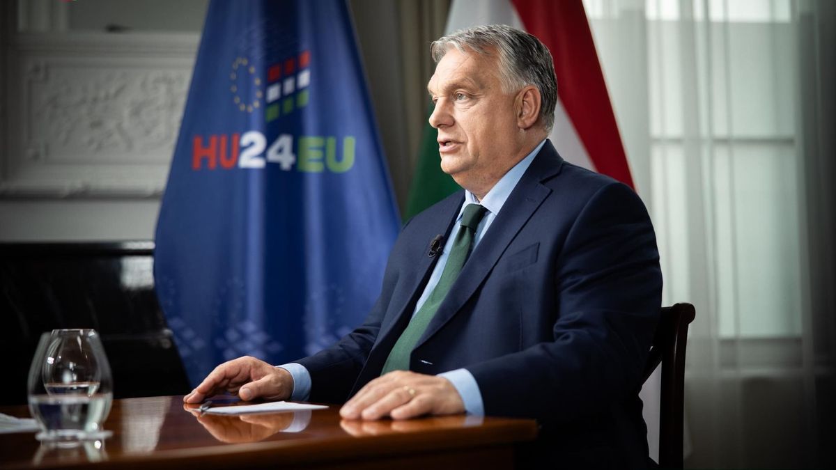 Orbán Viktor Moszkvában: így vonul a magyar miniszterelnök autókonvoja – videó a teljes útzárról