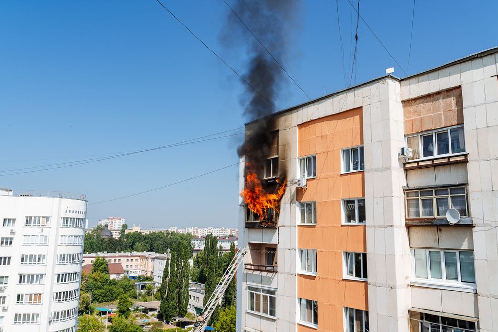 Fire,On,The,Balcony,Of,A,Multi-storey,Building,,Black,Clouds, lakástűz,