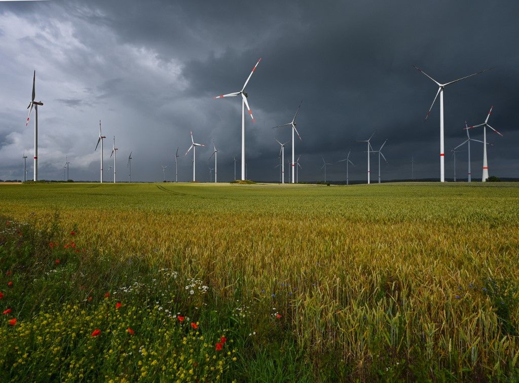 szélenergia
15 June 2024, Brandenburg, Sieversdorf: Dark storm clouds pass over the landscape with wind turbines in the east of Brandenburg. Photo: Patrick Pleul/dpa (Photo by PATRICK PLEUL / DPA / dpa Picture-Alliance via AFP)