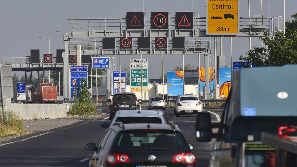 Ausztria napokon belül életbe lépteti az új autópálya-matricát - jó drága lesz
