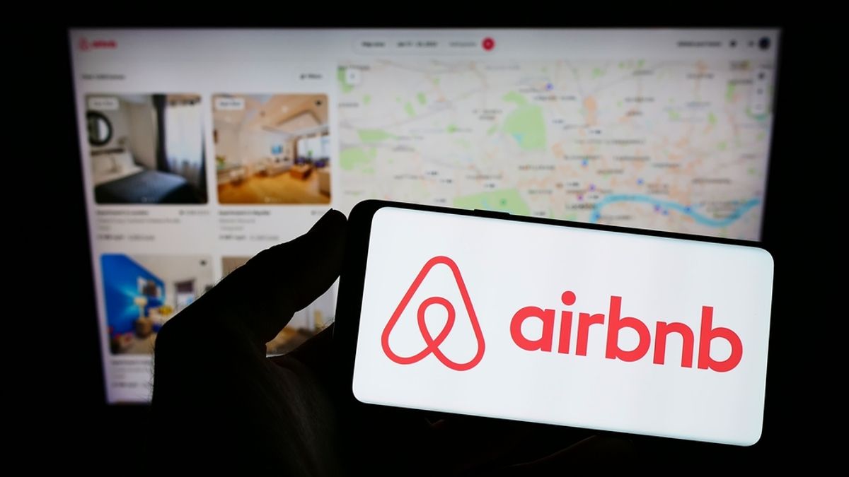 Áll a bál az Airbnb-nél, rejtett kamerás kukkolók lesik az intim pillanatokat