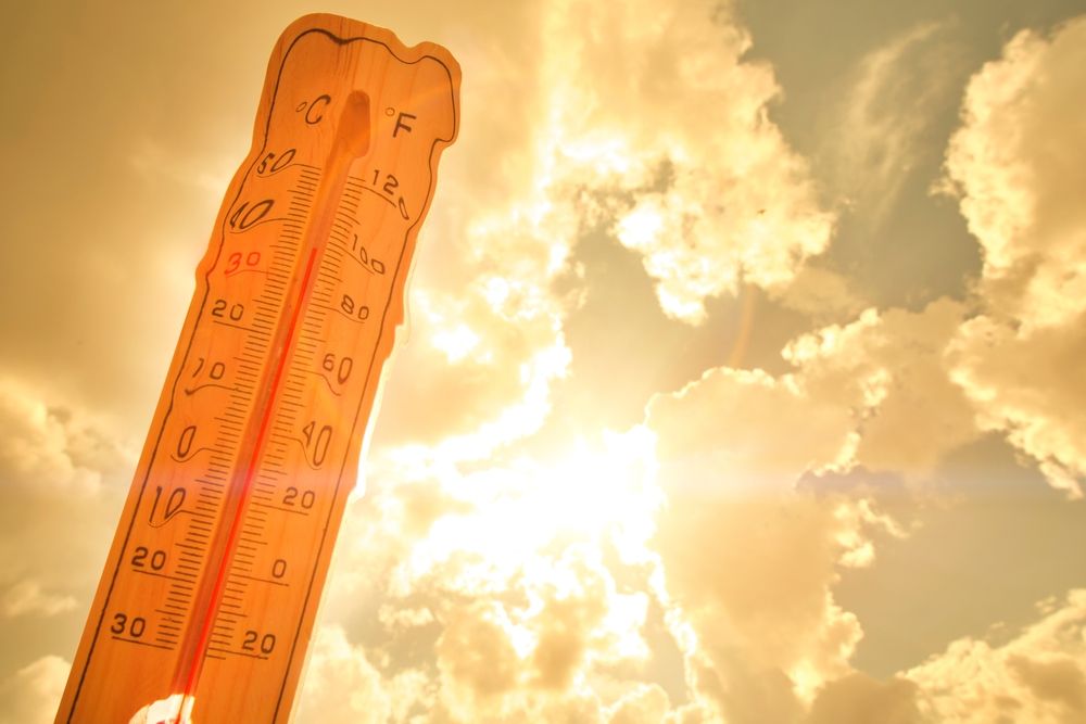 Melting,Street,Thermometer,Against,Bright,Summer,Sun.high,Temperature.summer,Heat.concept,Of, kánikula, hőség, hőhullám