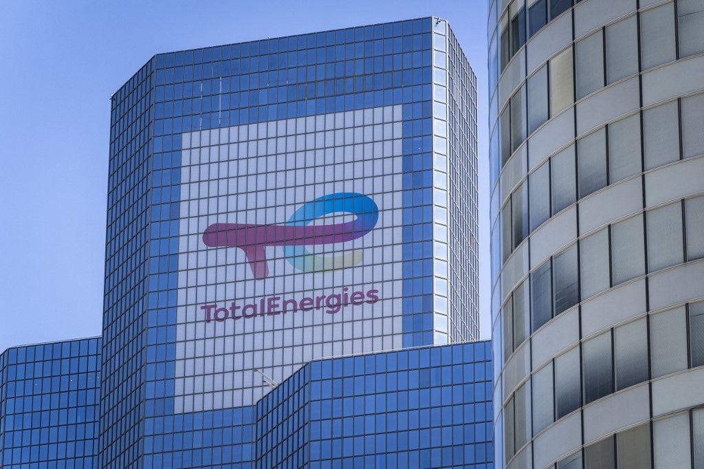 TotalEnergies, olaj, Poster and logo on the Coupole Tower, compagny Total's head office renamed TotalEnergies in 2021 in the La Defense business district west of Paris in Courbevoie, France on 7 June 2024. (Photo by Antoine Boureau / Hans Lucas / Hans Lucas via AFP)