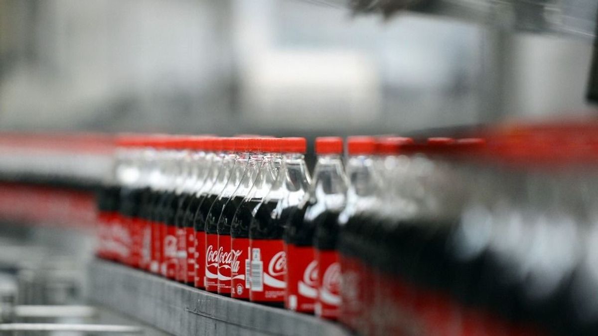 Hiába drágul, mégis vedeljük a kólát