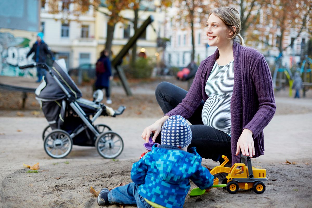 Pregnant mom playing with toddler on playground
Németországban kevés a teljes munkaidőben dolgozó nő.