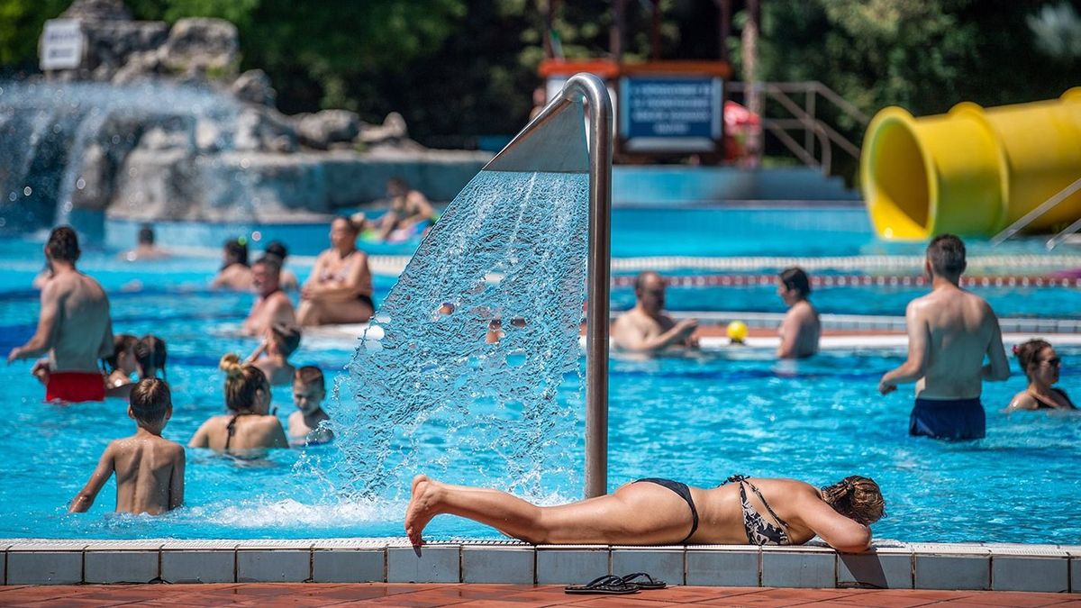 Még tovább tart a hőségriadó, már reggelenként megtelnek a strandok és a vízpartok