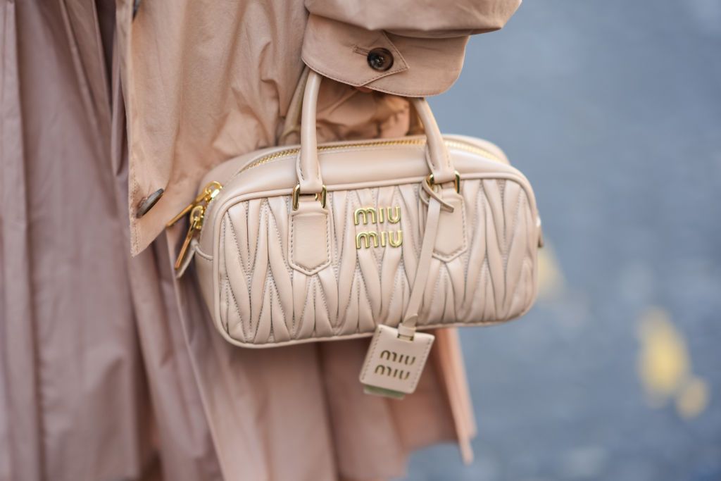 Divat PARIS, FRANCE - JUNE 25: A guest wears a light brown leather Miu Miu bag, outside Stephane Rolland, during the Paris Haute Couture Week Fall/Winter 2024-2025 on June 25, 2024 in Paris, France. (Photo by Edward Berthelot/Getty Images)