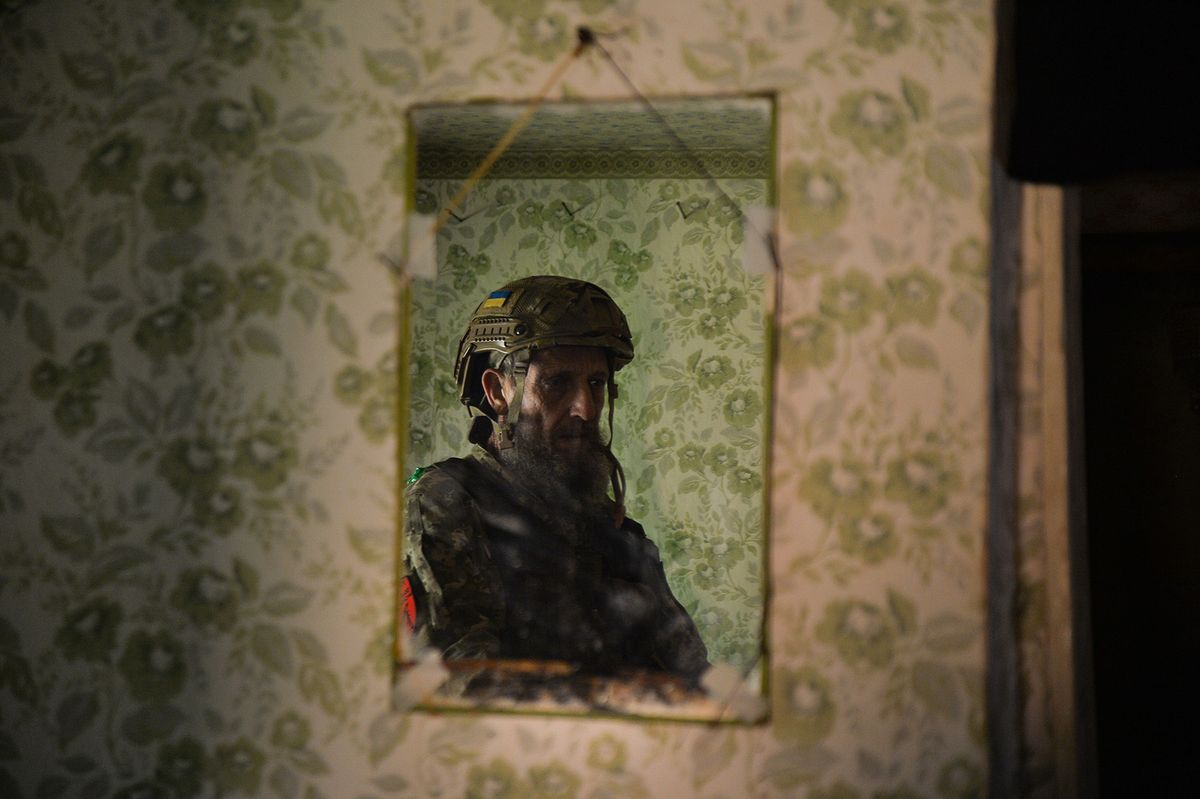 May 12, 2024, New York, Donetsk Oblast, Ukraine: Awaiting fire orders, a Ukrainian soldier is seen reflected in a mirror inside a house in a village named New York (pronounced Nu Yorch) in Donetsk Oblast. Earlier Ukrainian soldiers fired a 120mm mortar at Russian positions, hitting a Russian fortification. Two years into Russia's full-scale war against Ukraine, a Carnegie-sponsored opinion poll found that Ukrainians still believe strongly in their national cause, even as doubts creep in about the path to victory. Ukrainians remain committed to the war effort, are opposed to capitulating to Russian demands, and are far from clamoring for a change in leadership. Still, their expectations for victory remain high as ninety states from around the globe have signed up to attend a June 15, conference aimed at finding a route to sustainable peace in Ukraine and ending the war that started nearly 28 months ago. Welcome to 'War and Peace: Ukraine's Impossible Choices'
orosz-ukrán háború