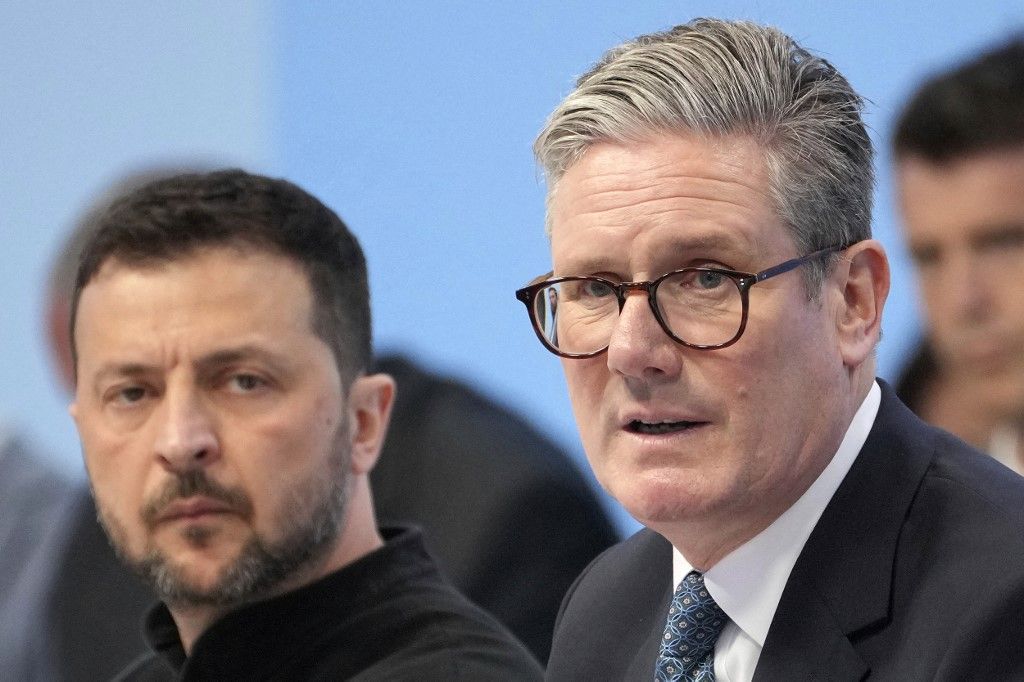 Ukraine's President Volodymyr Zelensky (L) and Britain's Prime Minister Keir Starmer attend the Opening Plenary session of the European Political Community meeting, at Blenheim Palace in Woodstock, southern England, on July 18, 2024. (Photo by Kin Cheung / POOL / AFP)