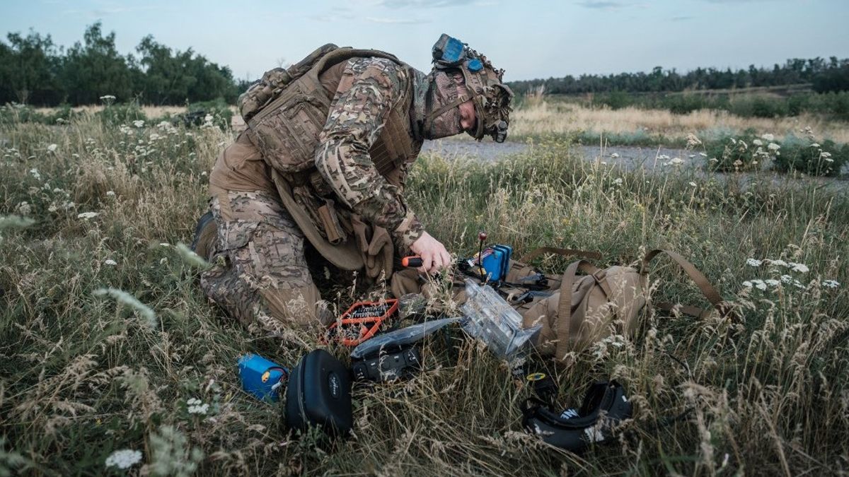 Ukrán dróntámadás után csaptak fel a lángok egy orosz olajfinomítóban – videó