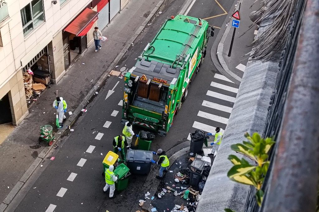 FRANCE, PARIS, 2023-03-25. Illustration of waste and garbage cans left in the street because of the garbage collectors strike against the pension reform.
FRANCE, PARIS, 2023-03-25. Illustration des dechets et poubelles laissees a la rue a cause de la greve des eboueurs contre la reforme des retraites. Des eboueurs collectent des ordures poubelles un samedi matin. Photography by Riccardo Milani / Hans Lucas (Photo by Riccardo Milani / Hans Lucas / Hans Lucas via AFP)