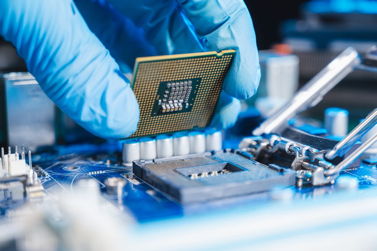 the technician laying CPU in the motherboard socket
chip
félvezető, csip